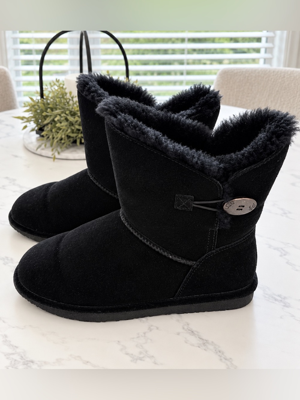BEARPAW Abigail Black Suede Sheepskin Toggle Winter Boots Women’s 7